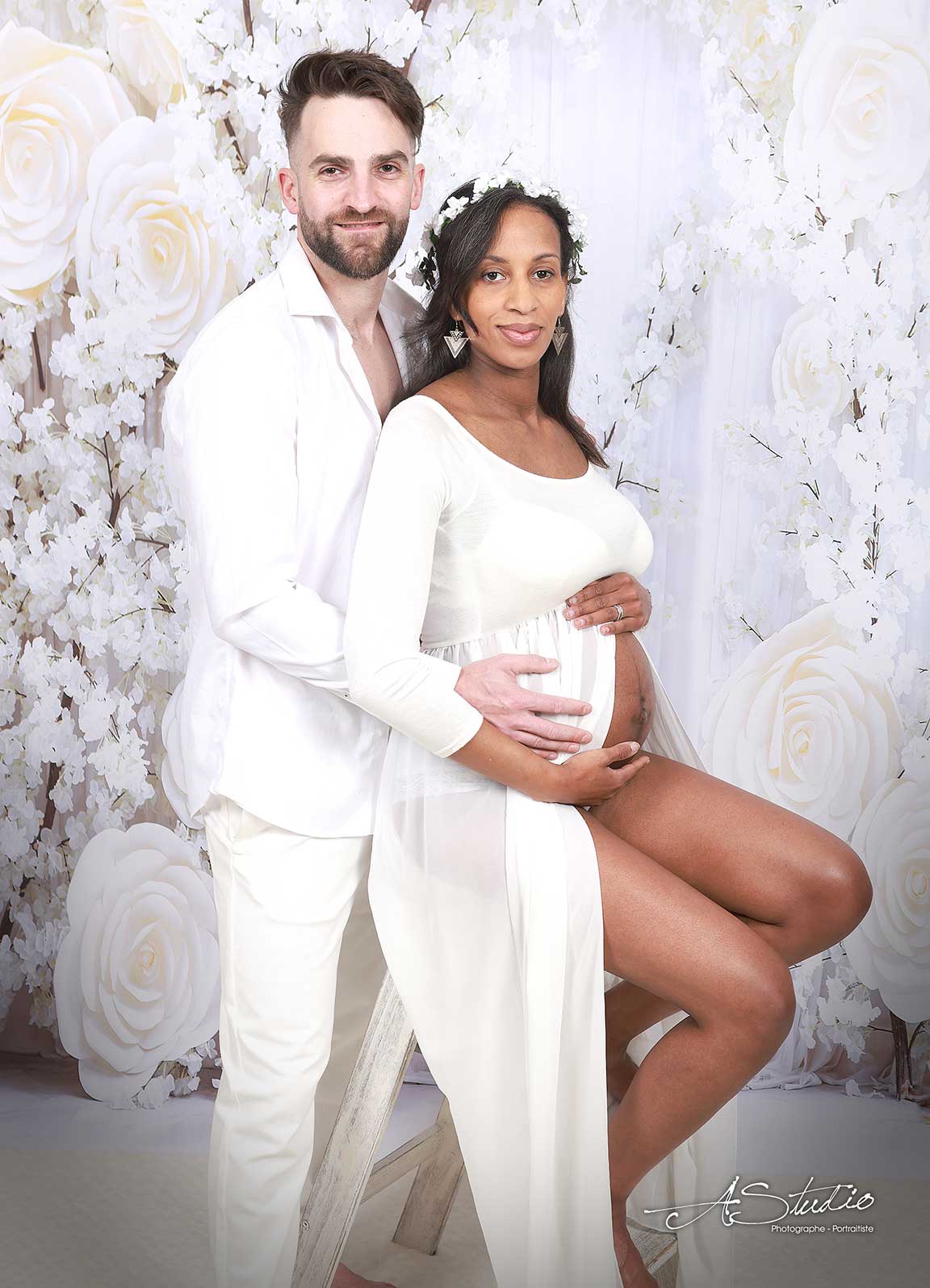 Couple attendant un bébé lors d’une séance maternité AStudio